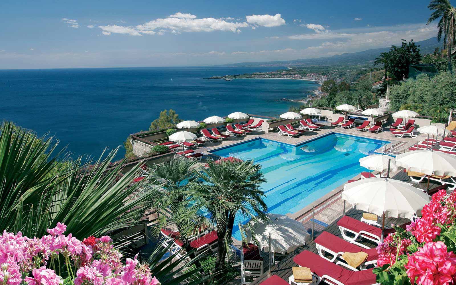 Swimming pool at Hotel Monte Tauro