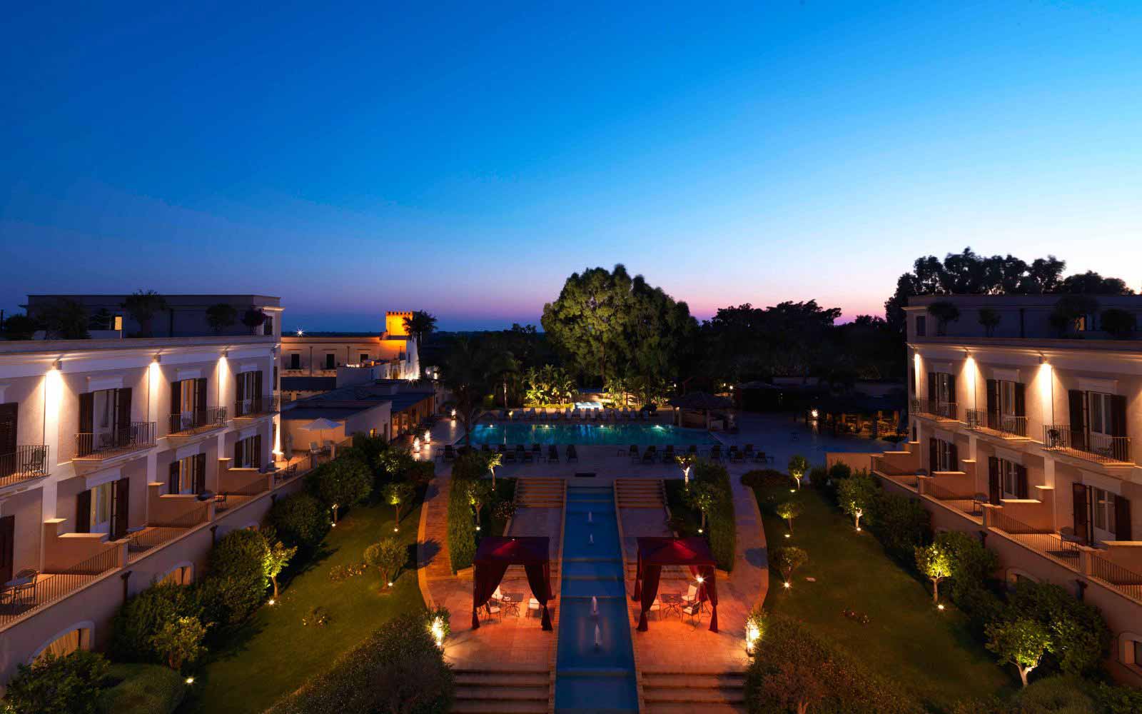 Hotel Giardino di Costanza at night